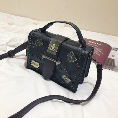 

Hong Kong style small bag female 2019 new wave Korean version of the wild slung shoulders fashion portable retro rivet small square bag