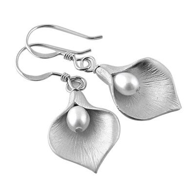 

Creative Women Faux Pearl Flower Petal Pendant Hook Earrings Retro Party Jewelry