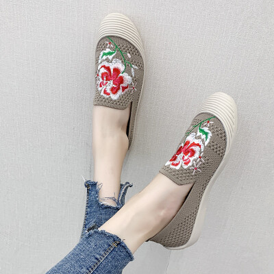 

Knitted cloth shoes round head womens shoes autumn embroidered shoes fashion Joker flat-bottomed folk embroidered shoes