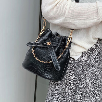 

Hong Kong style retro bucket bag female 2019 new wave Korean version of the wild Messenger bag Sen crocodile pattern shoulder bag