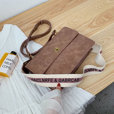 

French small crowdsourcing womens bag early autumn 2019 new simple Joker Messenger bag ins retro broadband small square bag