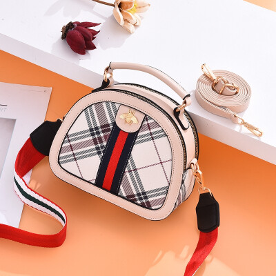 

On the spring style the new female Bao Chao Korean version of ins100 fashion women slanted Bao Xia on one shoulder