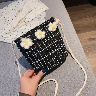 

2019 new fashion lattice messenger bag Sen cute flower bucket bag small fairy wild temperament shoulder bag