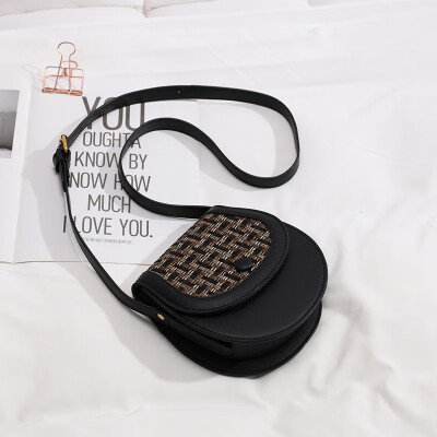 

French minority slung Joker woven womens bag 2019 new fashion Korean version of single shoulder simple saddle bag