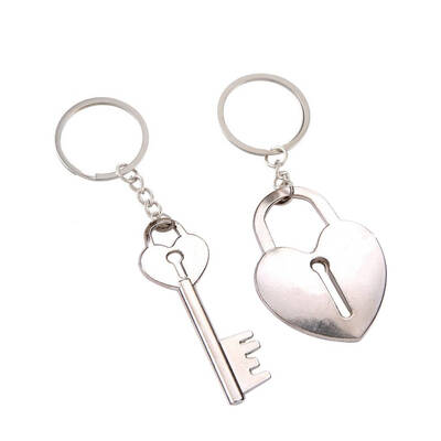 

Lovers Couple An Arrow Through Heart Keychain Metal Car Keyrings Key Holders Decor Accessories