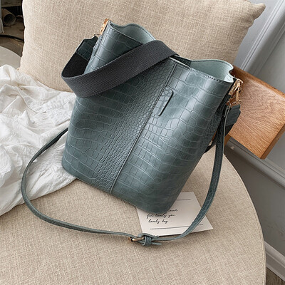 

Chic bag on the new texture woman 2019 bucket bag slanted wide shoulder belt large bag crocodile striped woman bag