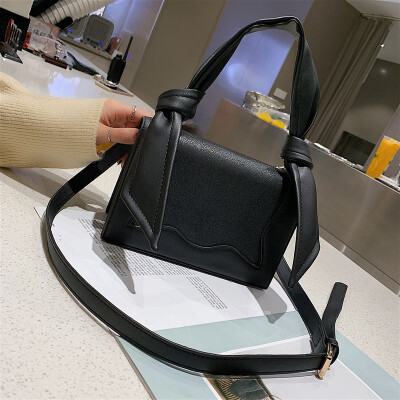 

Qiao Bani 2019 new European&American style fashion magazine with the same paragraph color PU flip bag hand strap shoulder diagonal female bag