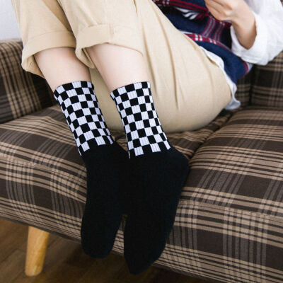 

Girl Fashion Checker board Mid Socks Black White Plaid Skateboard Socks Chic Harajuku Hip-Hop Socks