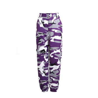

19 latest fashionable&comfortable cargo pants for women are loose straight jeans with elastic camouflage print at the waist