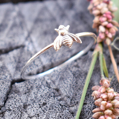 

Women Fashion Cute Womens Tiny Bee Finger Rings Female Chic Dainty Animal Rings Party Delicate Rings Wedding Jewelry