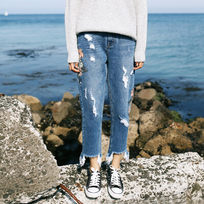 

And with pure Raincun N2318 embroidery hole harem pants female loose nine pants trousers jeans female blue 26