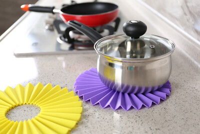 

Премиум силиконовый Trivet Sun Flower Mat Hot Pot Pads Non Slip Pot Holders Термостойкий, гибкий и прочный (Random Color)