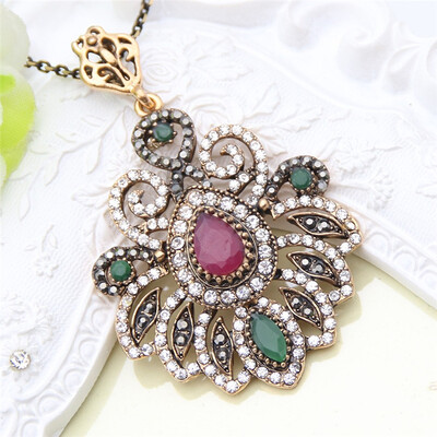 

Antique Turkish Ladies Pendant Necklaces Retro Gold Color Butterfly Hollow Out Crystal Women Necklace Wedding Festival Jewelry