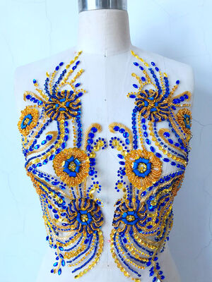 

Чистая ручная роза красная / золотая шитье на айфоне Rhinestones на сетчатых кристаллах патчи 41 * 39 см. Аксессуары для одежды DIY