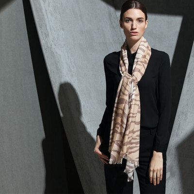 

Jingdong supermarket Hengyuanxiang 50M15614 spring&autumn thin section long wool scarf women&39s sunscreen scarf national wind spot pattern printed shawl scarf dual-use shallow coffee