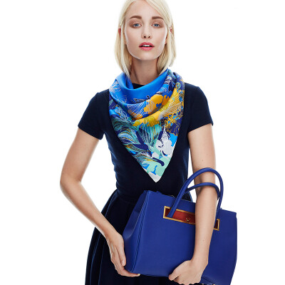 

Mario Gucci (MARJA KURKI) square wise choice mulberry hand curling European and American style elegant lady scarf blue 1X120233