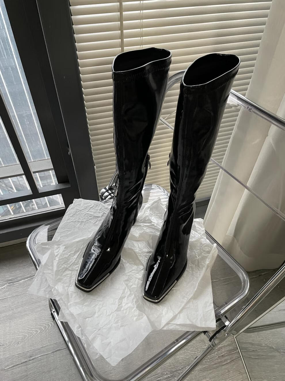 林内娅 linneiya 林性感辣妹~粗跟拉链骑士靴方头漆皮长靴肯豆同款