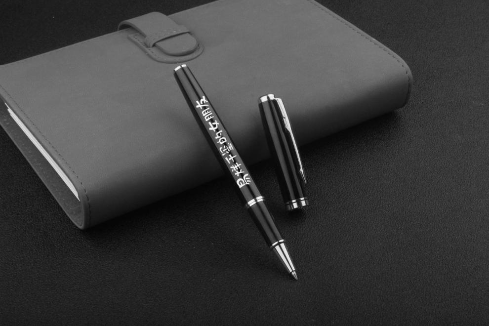 创意tfboys易烊千玺周边同款中性笔金属签字笔文具学生生钢笔生日礼物