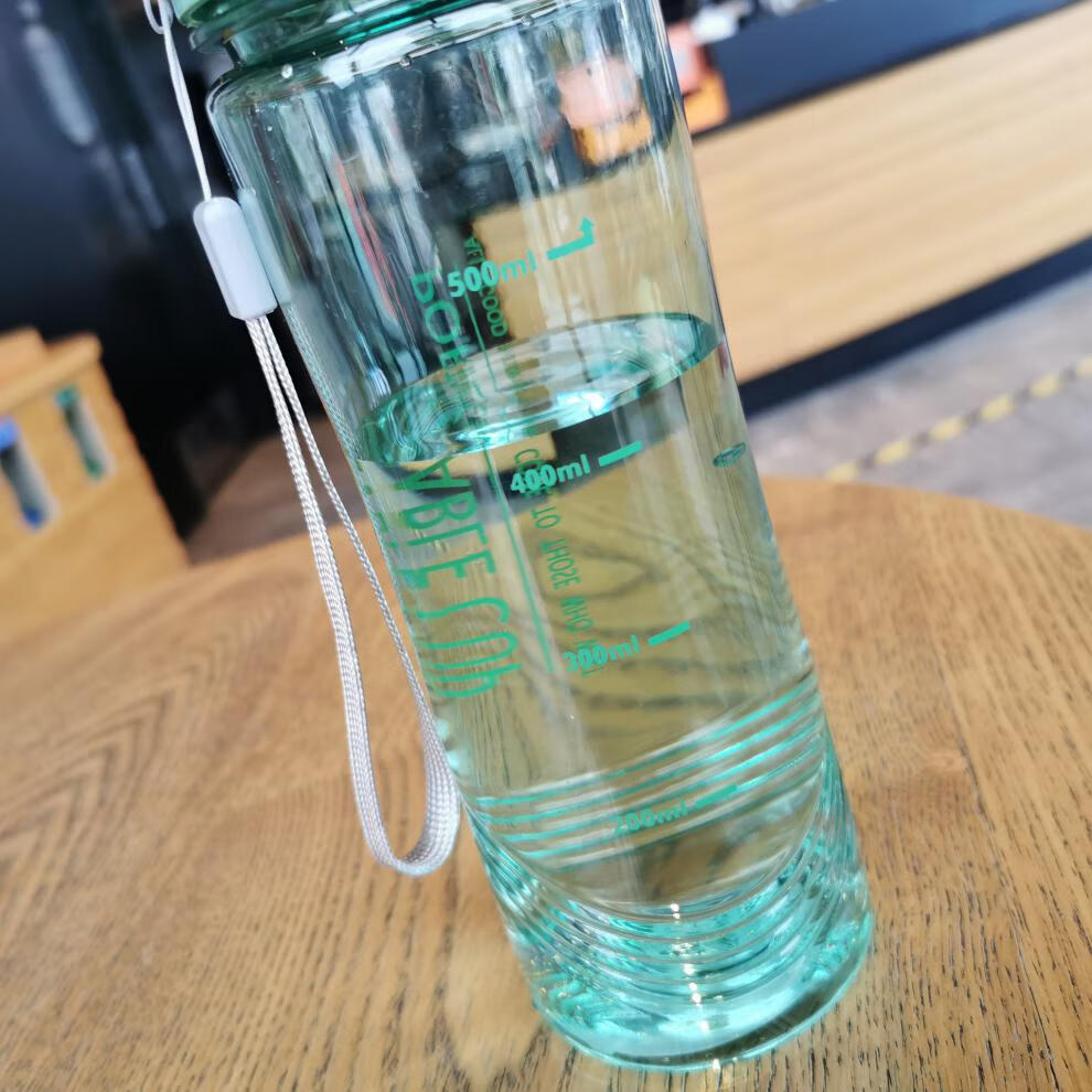 它是一种无味无毒pc是指水杯的材料是由聚碳酸酯组成的,可以用作水杯