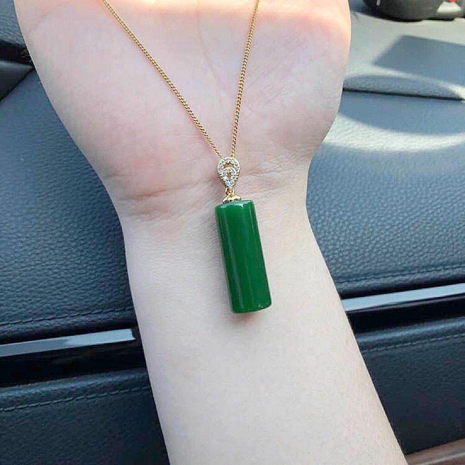 博皓定制和田玉碧玉色圆柱吊坠碧玉色项链菠菜绿玉坠清新玉石挂件工艺