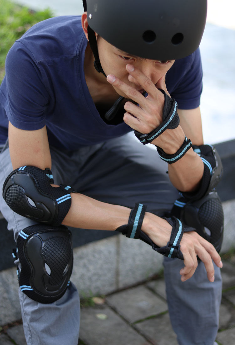 恒源祥轮滑滑板长板护具男套成人女滑雪滑冰滑轮护肘护膝运动全套黑蓝