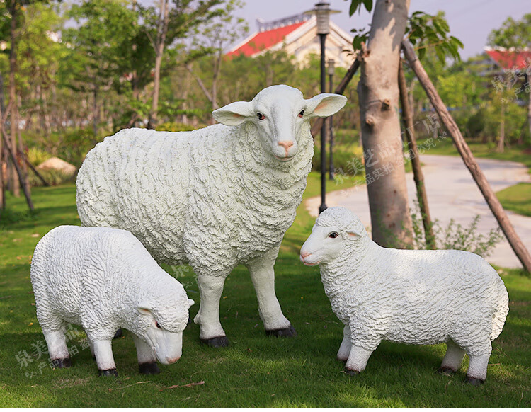 仿真绵羊摆件山羊草皮羊玻璃钢雕塑园林花园庭院户外园林装饰大型公园