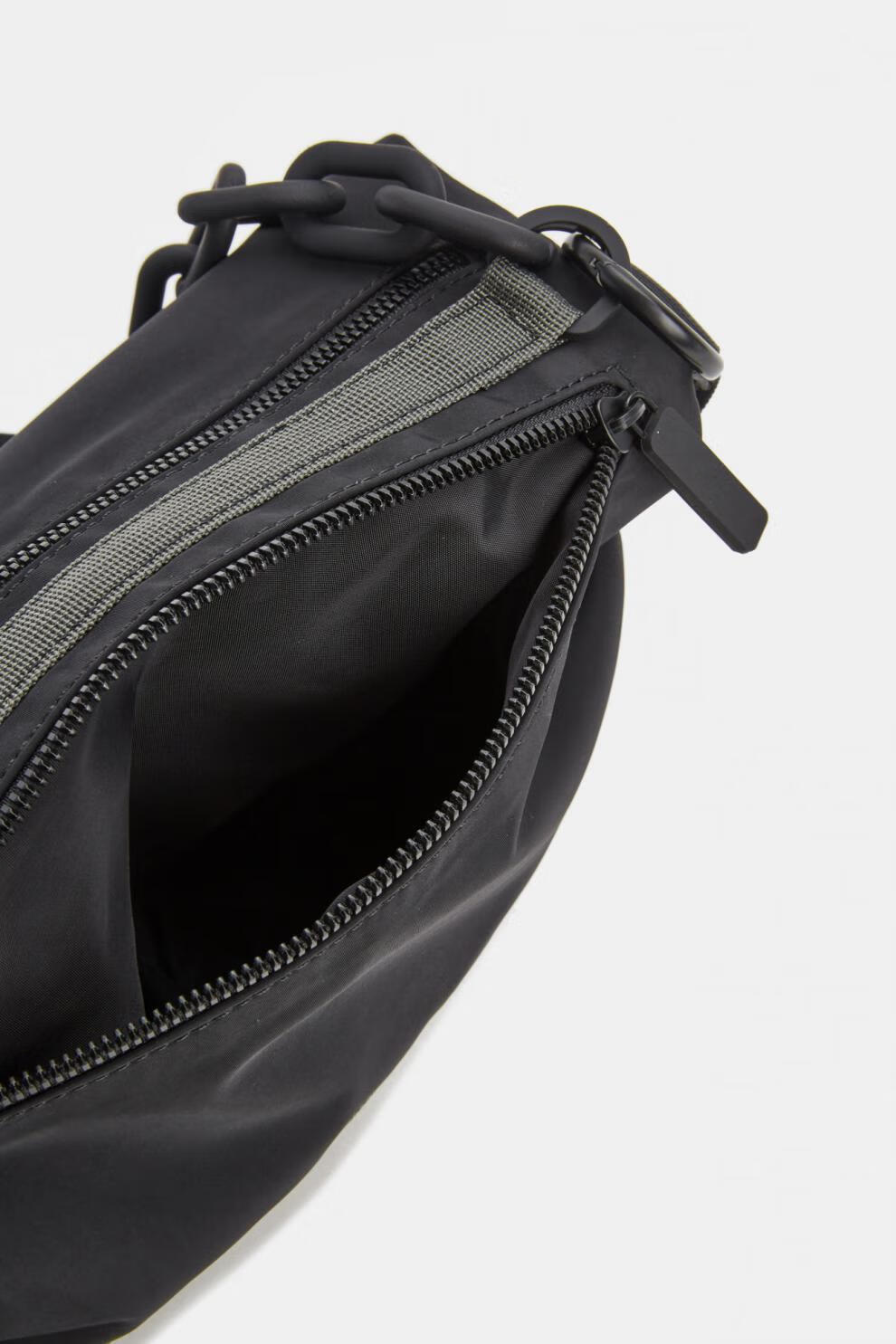 皮尔卡丹pierrecardin2022年夏季男士双面斜挎包am34tg3n2000正黑灰绿