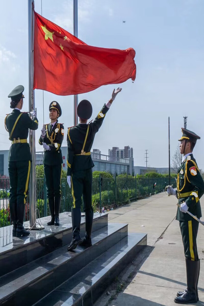 升旗手服装的正确穿法图片