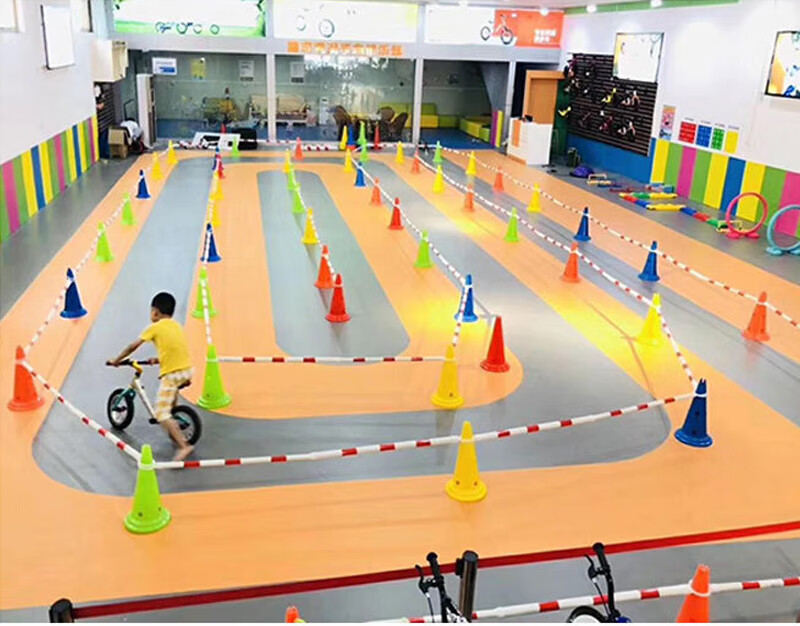 平衡车赛道儿童轮滑波浪板训练障碍物滑步车起跑板幼儿园骑行坡道出发