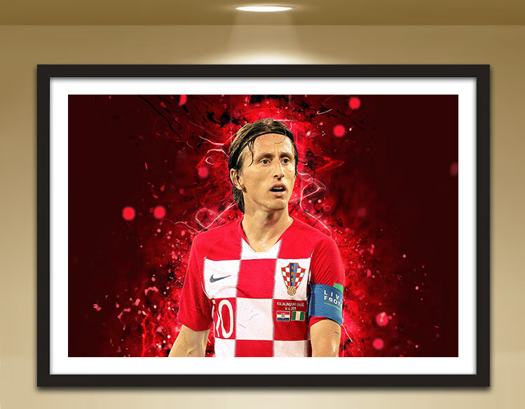 轻奢莫德里奇足球装饰画皇马球星海报体育主题酒吧有框画餐厅挂画萧萧