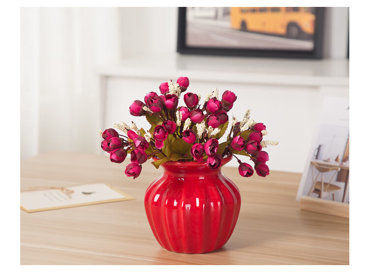 红色花瓶和花的搭配图图片