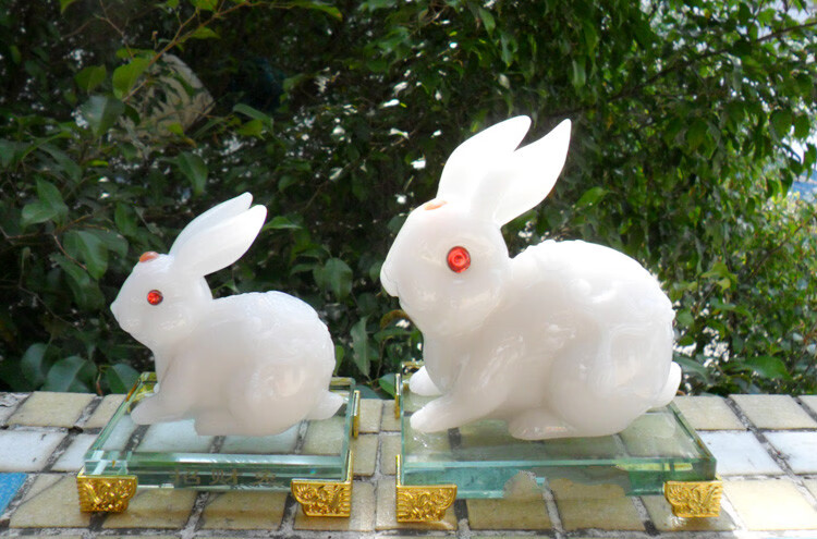 玉兔摆件十二生肖兔摆件工艺品家居饰品生日礼物仿玉兔子摆设加底座