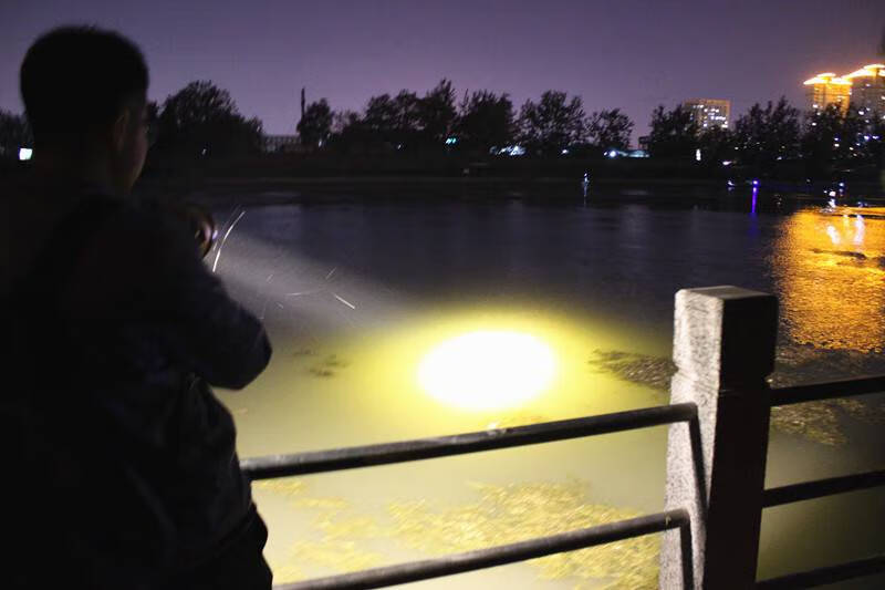 专业潜水强光手电赶海p200白光黄光潜水手电筒水下白专业抓鱼26650超