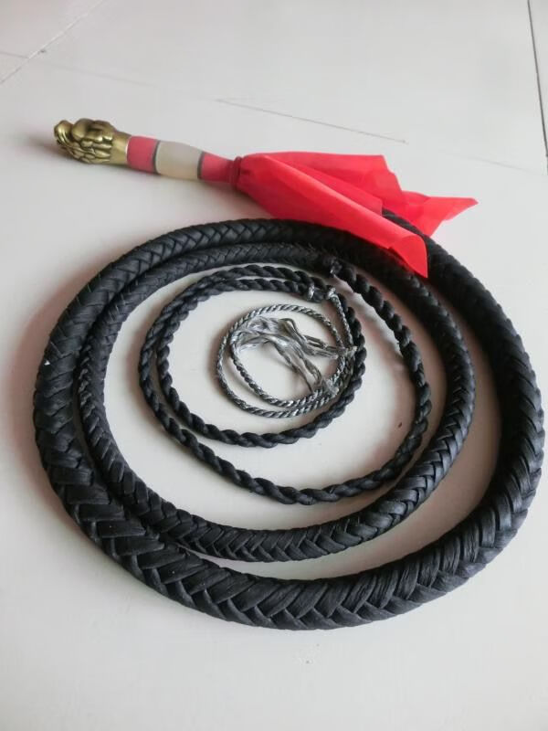 精品纯牛皮鞭子健身响鞭甩鞭长鞭武术防身陀螺鞭麒麟鞭黑色1米皮鞭此