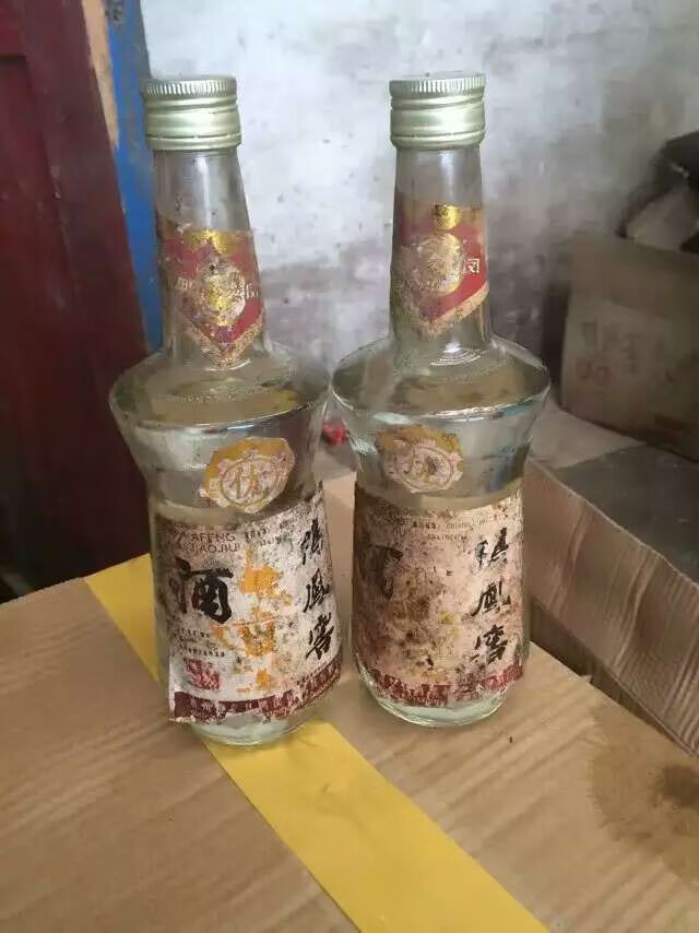 原装回收纯粮食酒陈年老酒浓香型鸭凤窖高度白酒贵州老牌收藏52度