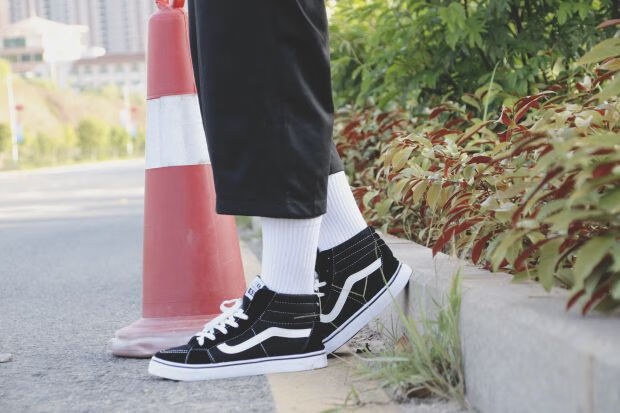 配帆布鞋的袜子学院风长袜高中生袜子韩版原宿黑白灰纯色简约学院风