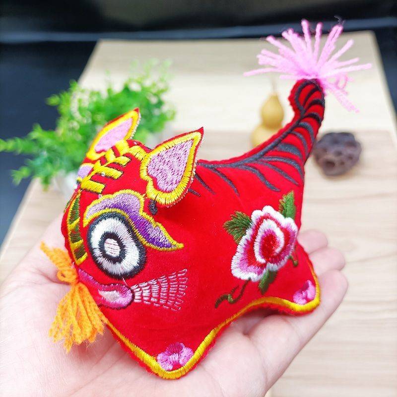 老虎枕头手工刺绣布老虎民间工艺品宝宝传统虎年手工材料包刺绣玩偶