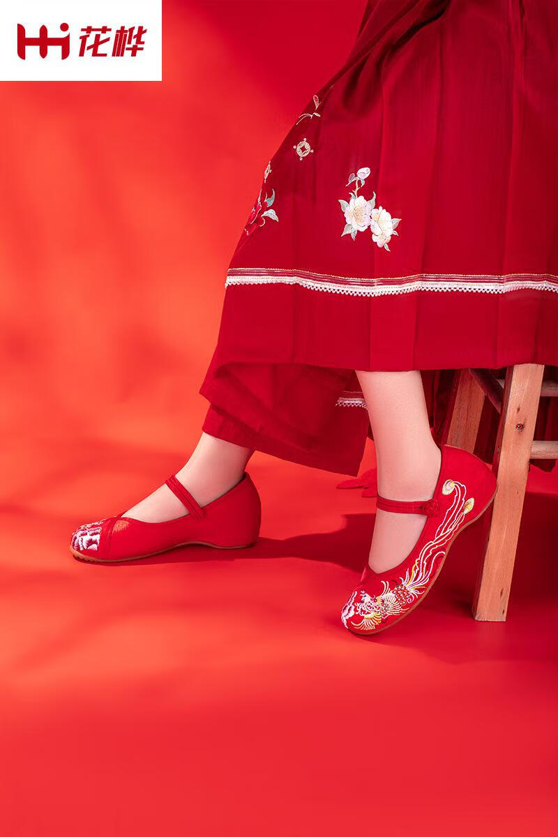花桦高端品牌绣花鞋女中青年女士老北京布鞋女秋季新款时尚红色内增式