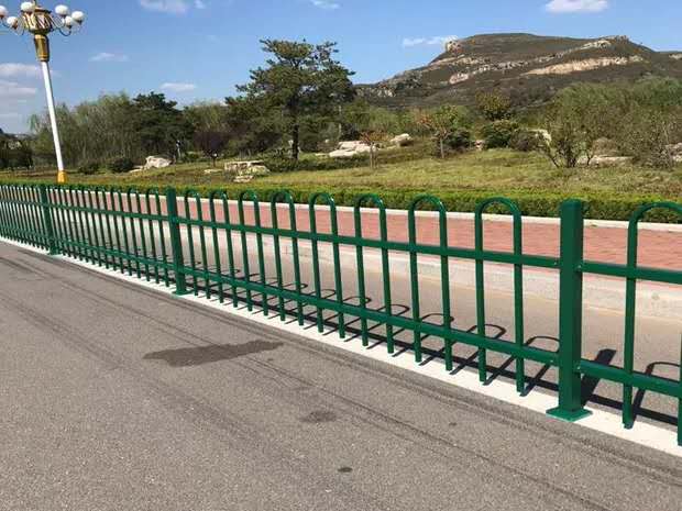 2022新 款可狄园区护栏铁艺草坪护栏花园围栏绿化带隔离栏锌钢花坛护