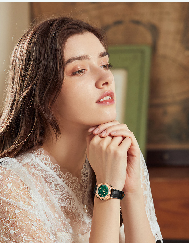 爱沃驰iw手表女士小众轻奢手镯腕表品牌时尚潮流石英表孔雀石绿盘黑皮