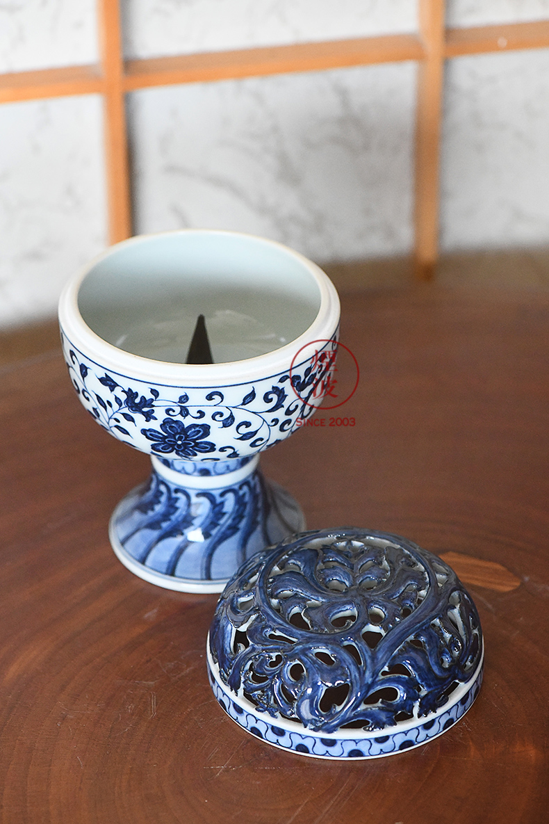 景德镇 春风祥玉 邹俊窑制 明式青花西番莲纹 高足 镂空香薰炉