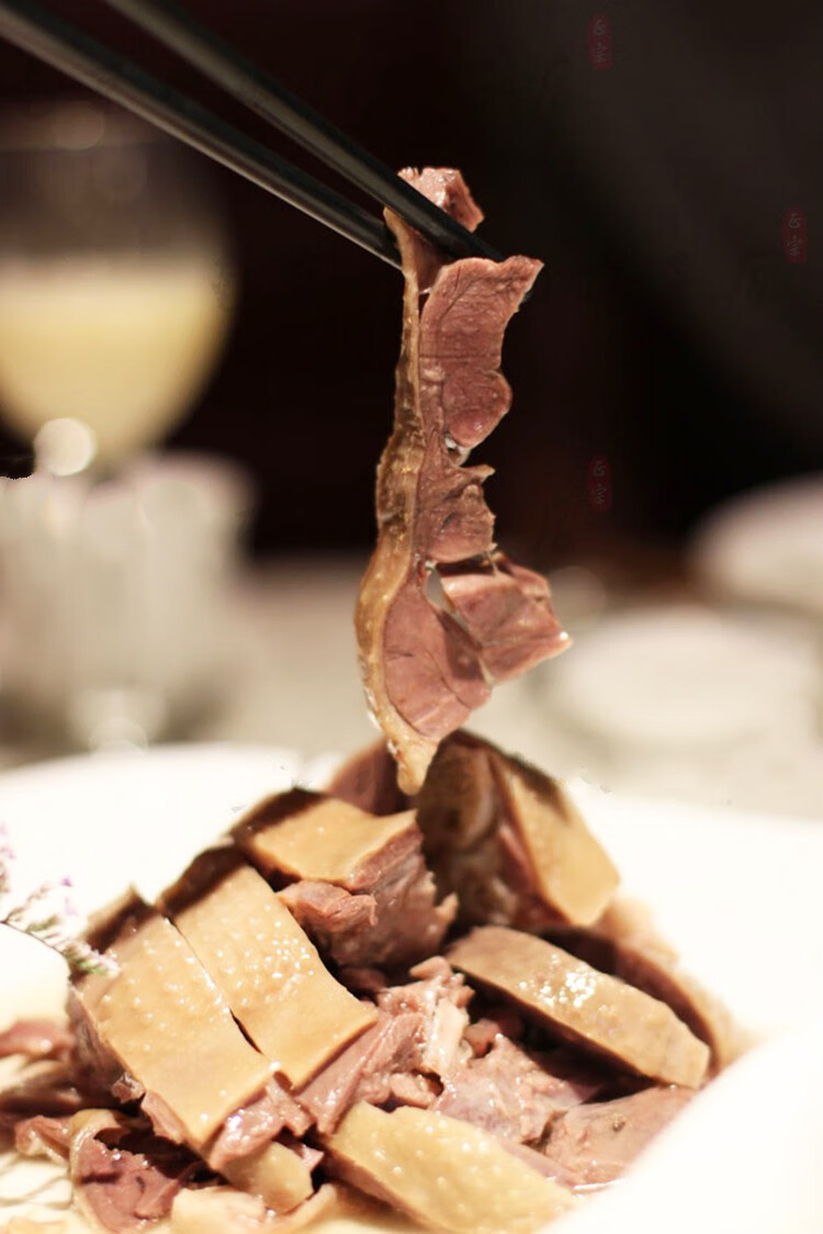 嘻嘻,瞧瞧我们的老鹅多漂亮,让人忍不住流口水,盐水鹅南京的名特产