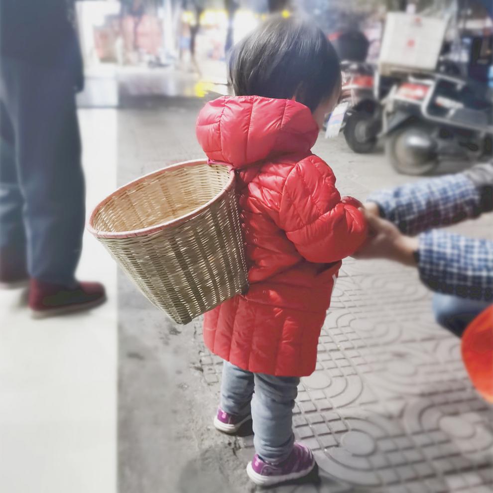 手工编织塑料儿童玩具舞蹈道具幼儿园游戏小背篓背篼背筐 儿童竹编款