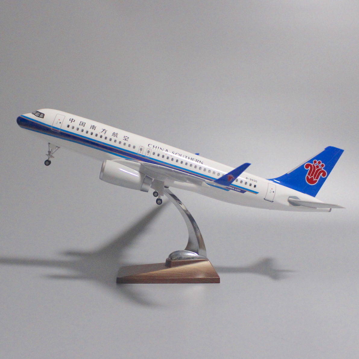 飞机模型47厘米带轮子带灯青岛航空空客320民航客机模型航模礼物青岛