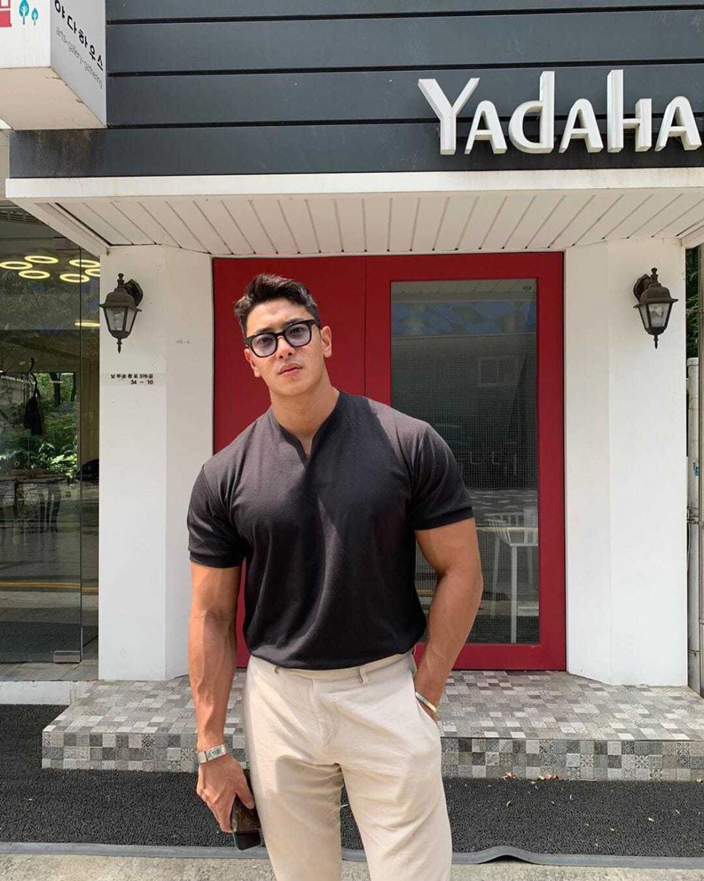 肌肉队长健身潮牌时尚v领纯色运动短袖男网红兄弟训练休闲t恤衣服黑色