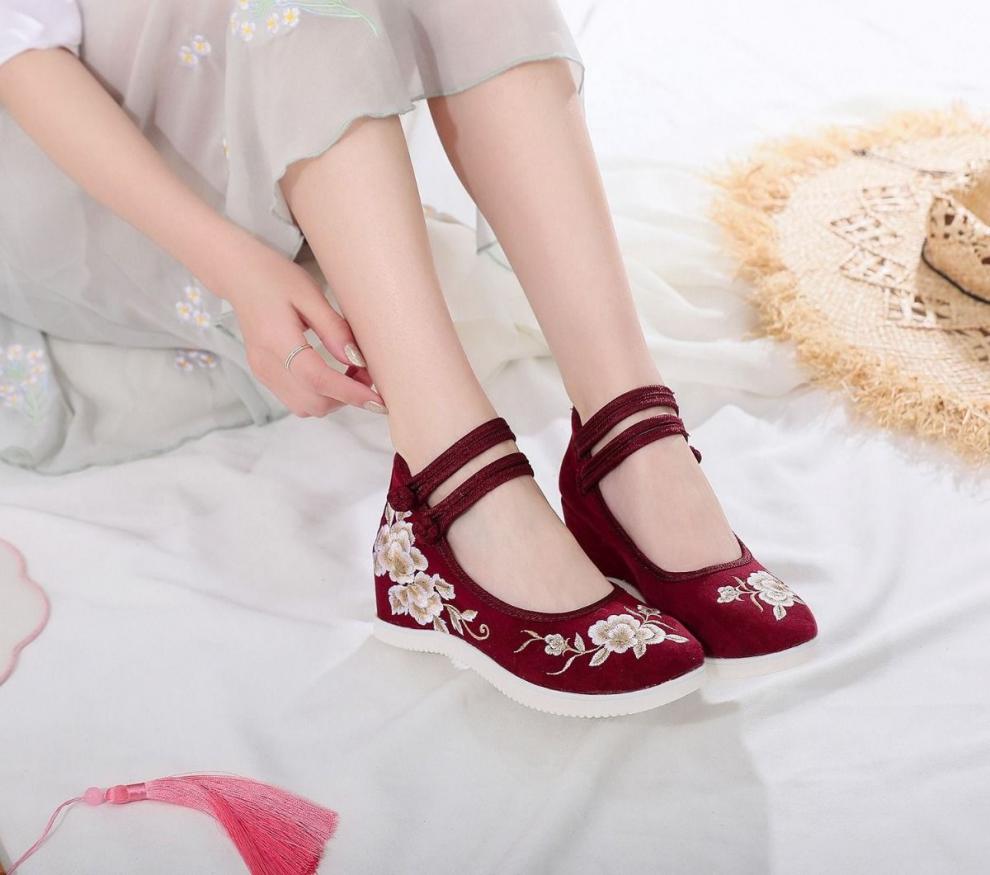 绣花鞋新款老北京布鞋女牛筋底民族风内增高女鞋妈妈广场舞蹈鞋子花魁