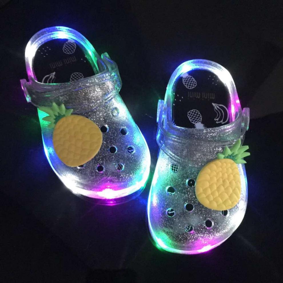 【新上市】2-8岁小朋友喜欢的闪亮发可爱发光儿童洞洞鞋夏男女童闪灯