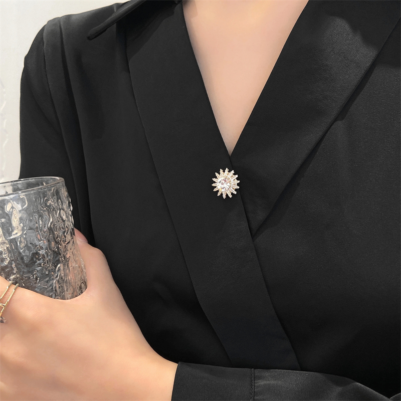 磁铁领口防走光胸针扣设计感小众感胸花徽章衣服配饰别针水钻环绕浅蓝