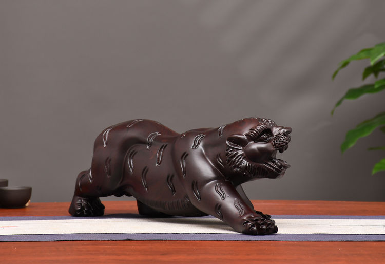 堂肯盟tkm木老虎摆件木雕刻属虎红实木头生肖虎客厅书房电视柜装饰