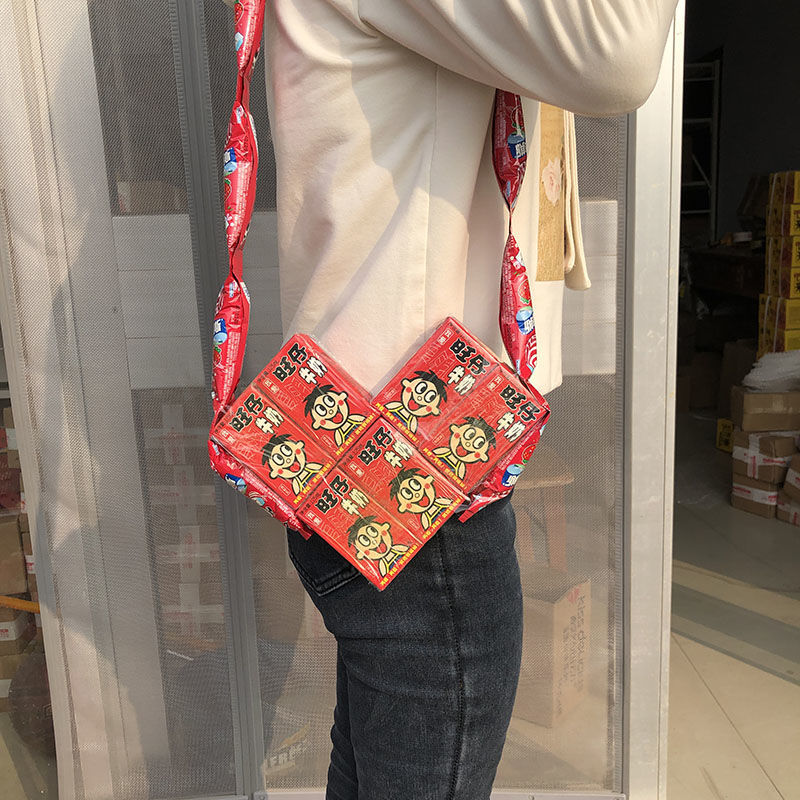 零食做的背包个包包阿尔e卑斯不b二家棒棒糖加ad钙奶旺仔牛奶连起来